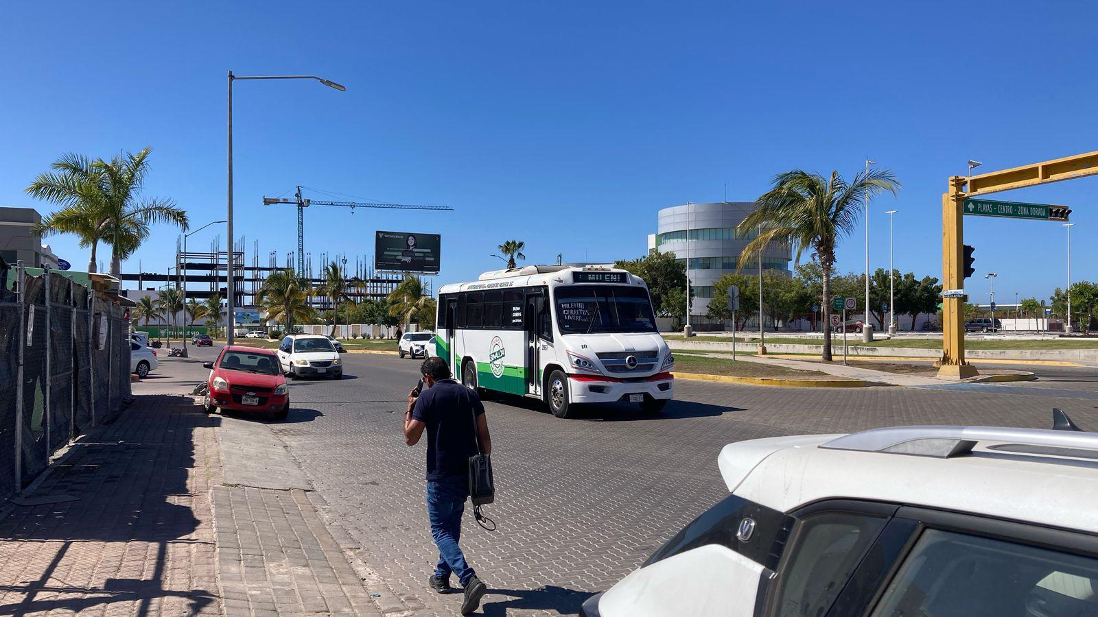 $!Falta de cruces peatonales o señalamientos genera riesgo en avenida de La Marina