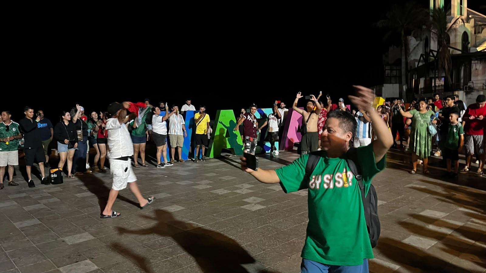 $!Pese a la eliminación del ‘Tricolor’, afición mantiene la fiesta en las Letras de Mazatlán