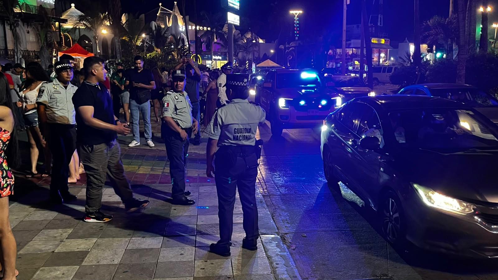 $!Pese a la eliminación del ‘Tricolor’, afición mantiene la fiesta en las Letras de Mazatlán