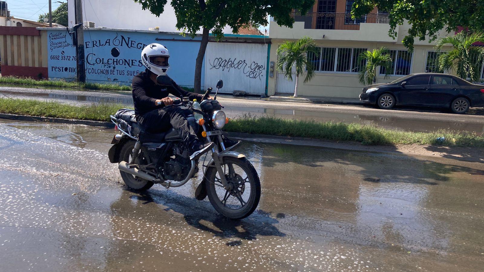 $!Desborda corriente de aguas negras por la avenida Jabalíes en Mazatlán