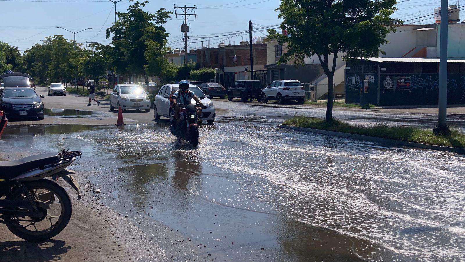 $!Desborda corriente de aguas negras por la avenida Jabalíes en Mazatlán