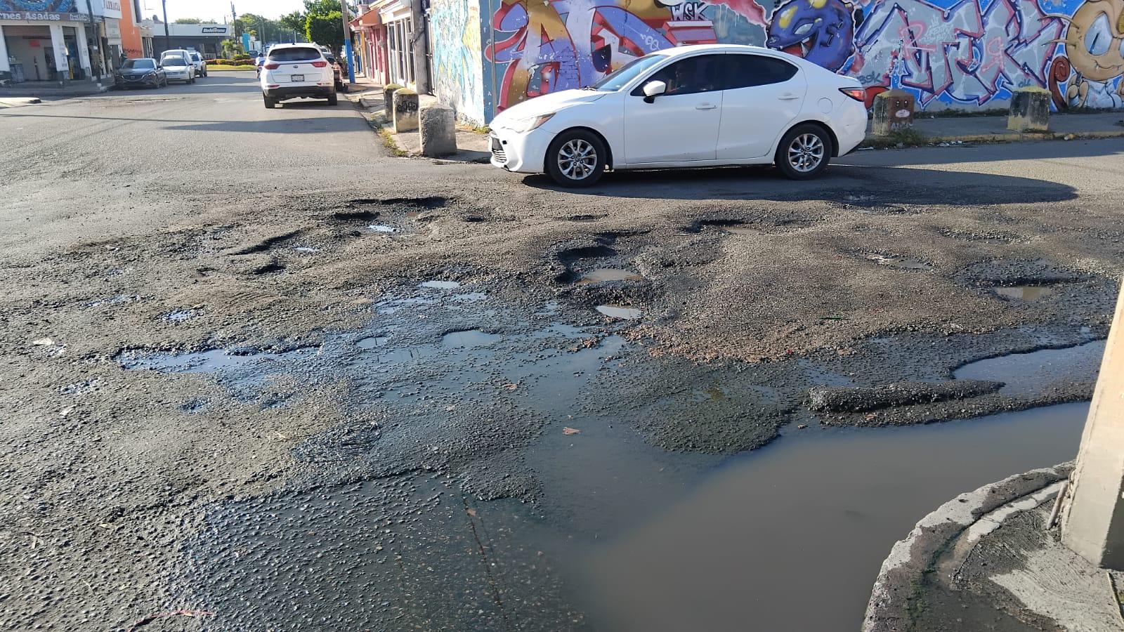 $!Molesta a vecinos gran cantidad de baches en crucero de la Villa Galaxia, en Mazatlán