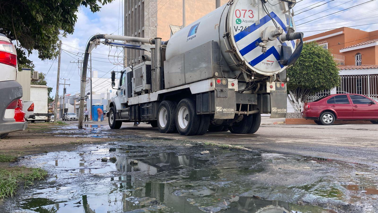 $!Atienden Jumapam y vecinos limpieza en el fraccionamiento Estadio, en Mazatlán