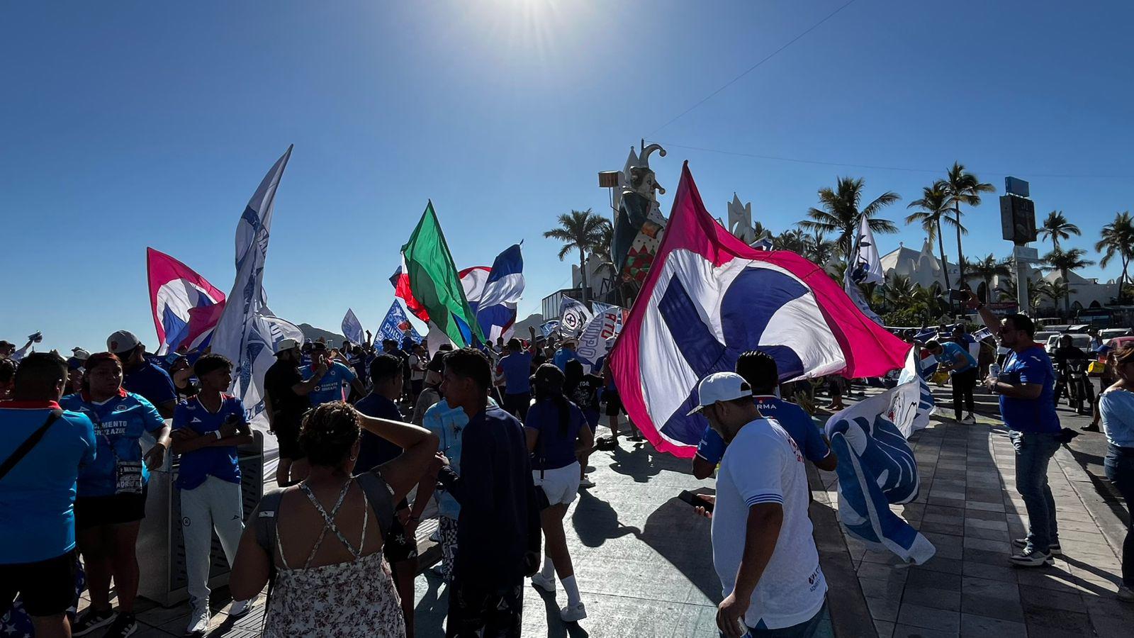 $!#FOTOS | Afición de Cruz Azul abarrota el parador fotográfico de Mazatlán