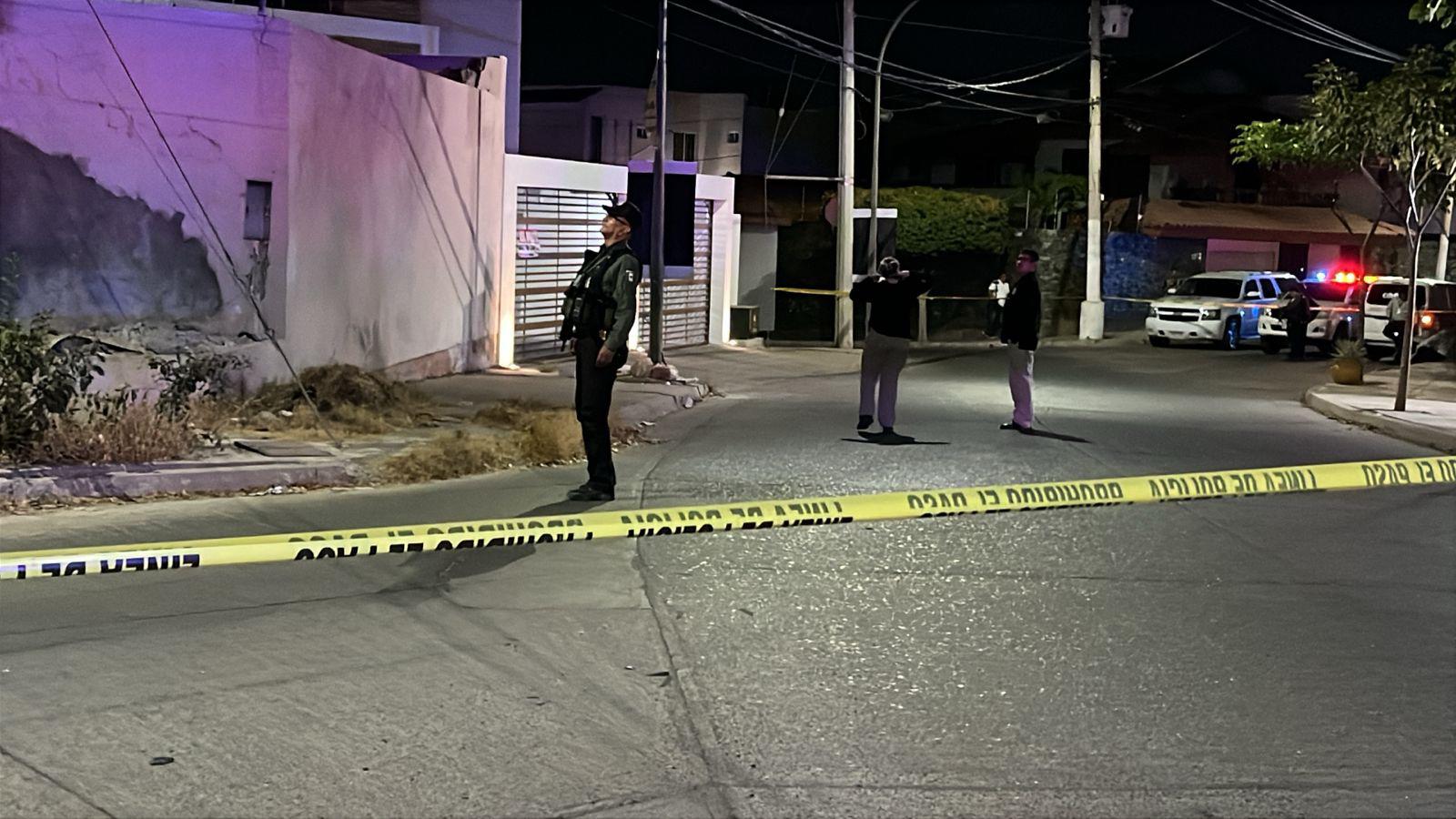 $!Localizan una persona asesinada, envuelta en plástico y con mensaje en la colonia Guadalupe, en Culiacán