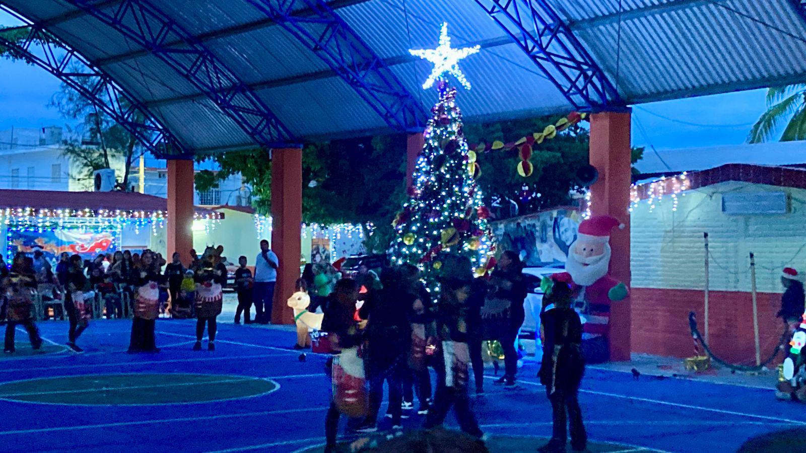 $!Encienden el espíritu navideño en la primaria Ford 31 de Villa Galaxia, en Mazatlán