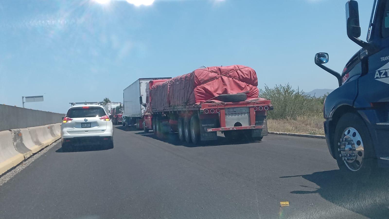 $!Vuelca camión de carga tras chocar contra otro en la autopista Mazatlán-Culiacán; el tráfico es lento
