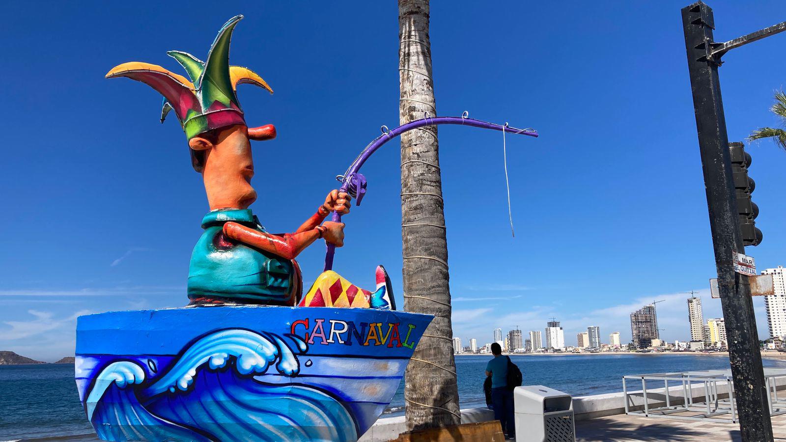 $!Con su llegada al malecón, los monigotes ‘anuncian’ que el Carnaval está cerca