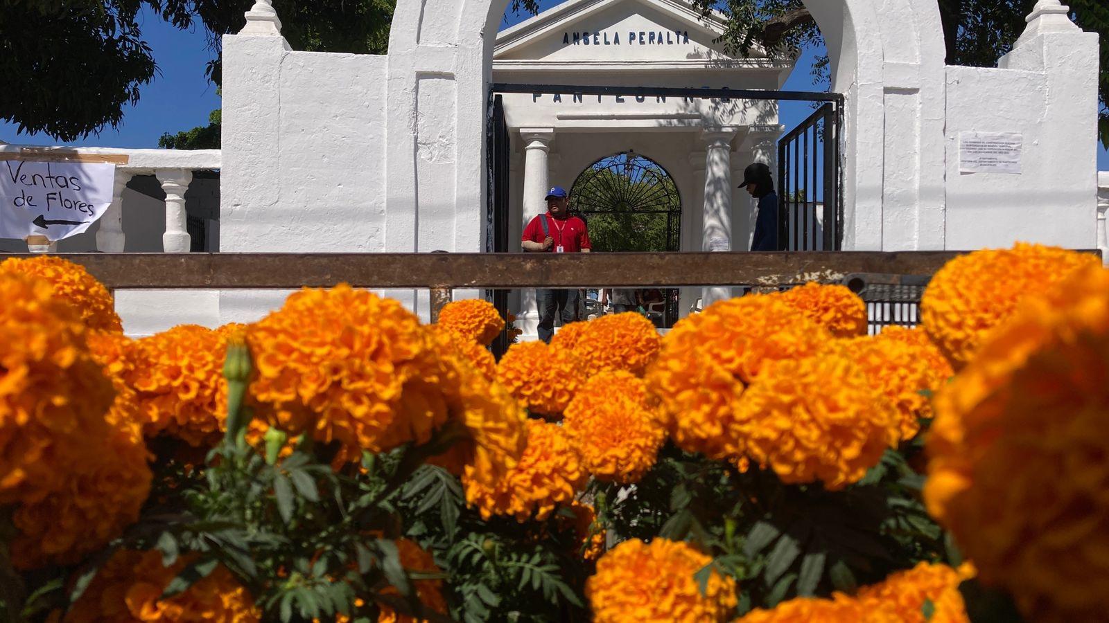$!Registran panteones de Mazatlán buena afluencia en el Día de Todos los Santos