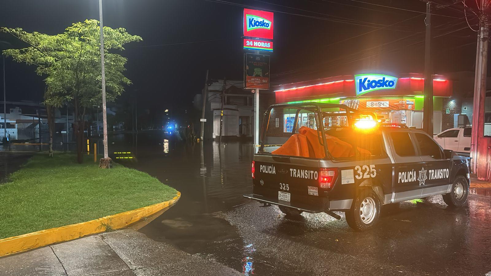 $!Cierran a la circulación las avenidas La Marina y Reforma, en Mazatlán, por inundaciones