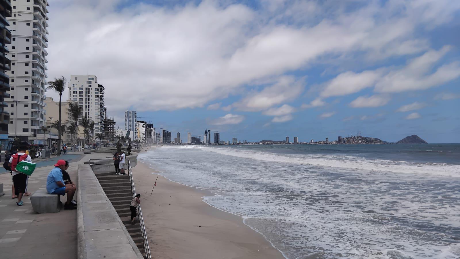 $!Registran playas de Mazatlán fuertes vientos y oleaje máximo de hasta 1.9 metros, pero sin lluvias