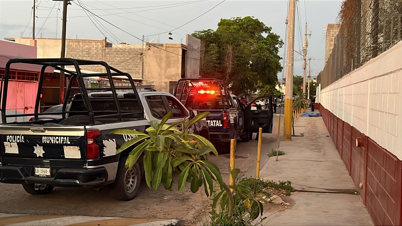 $!Asesinan a dos hombres junto a la ETI 85 en la colonia Nakayama, en Culiacán