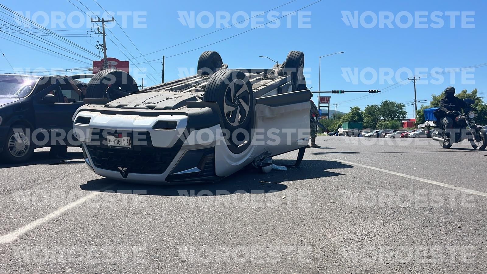 $!Chocan dos vehículos y uno vuelca en el sector Abastos de Culiacán