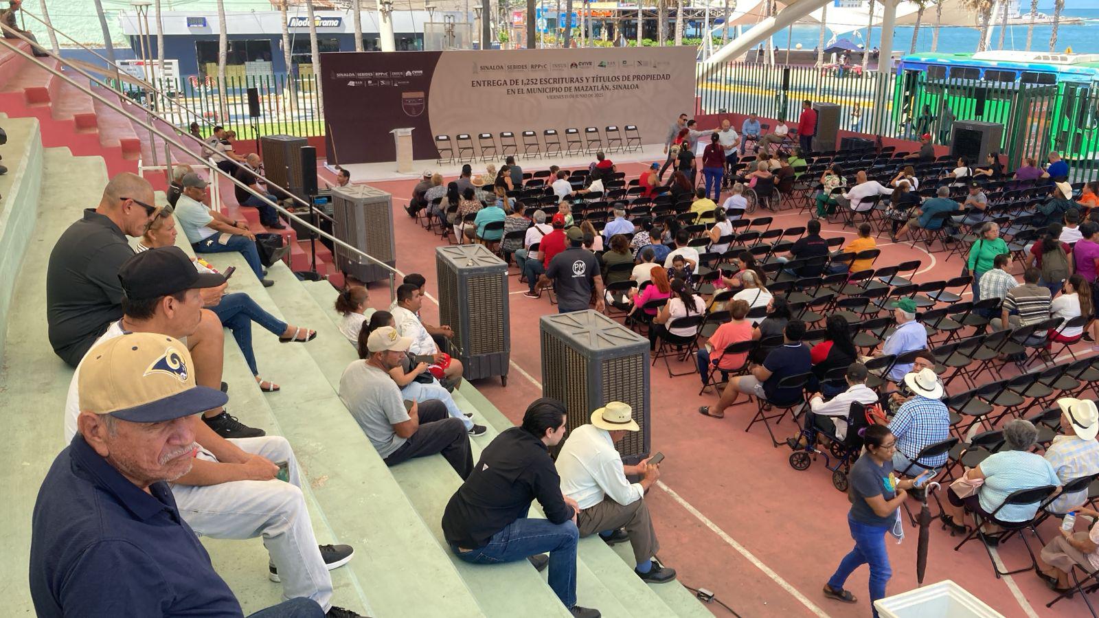 $!Pese a calor, beneficiarios de la zona rural deciden esperar por sus escrituras en Mazatlán