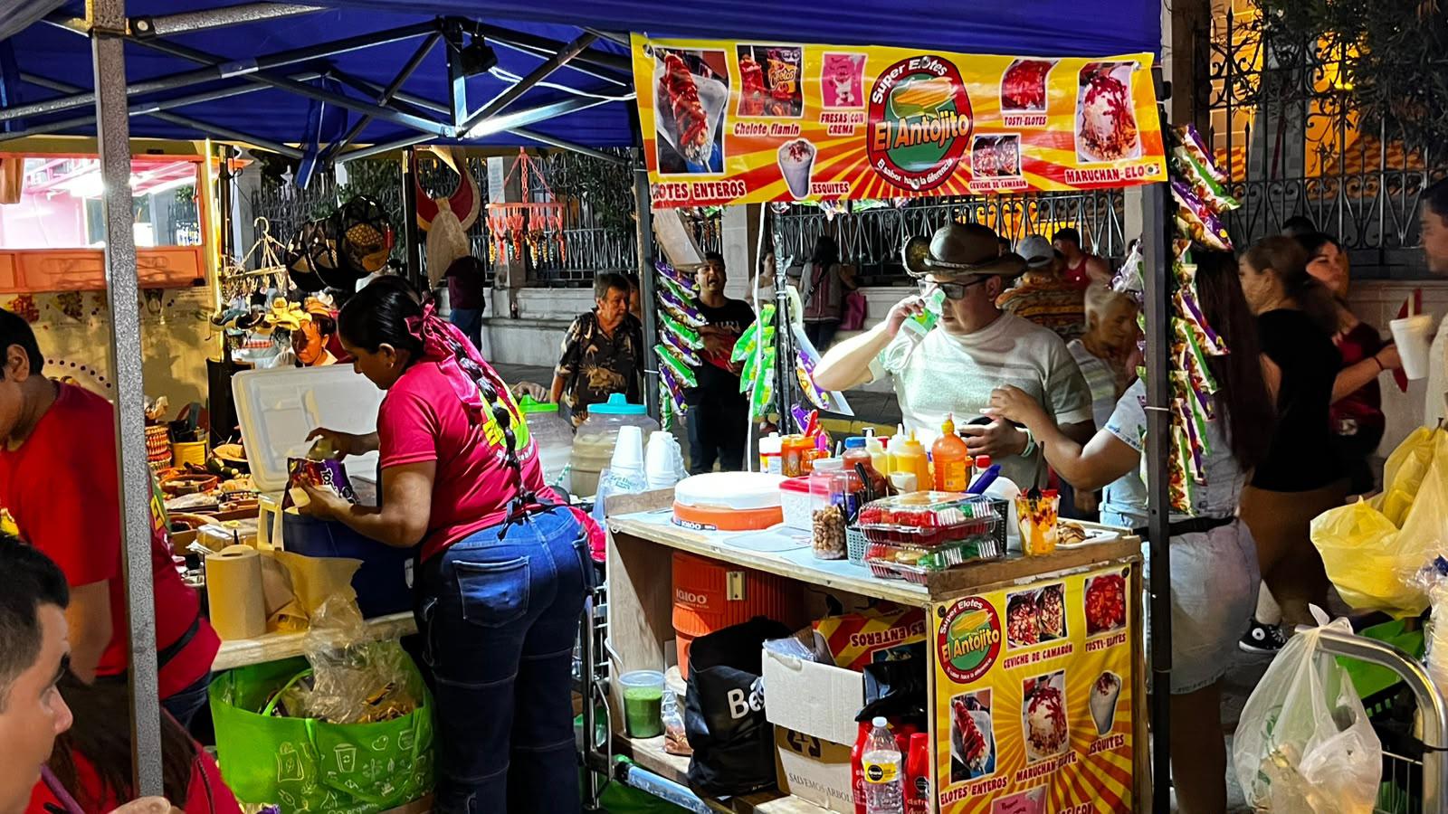 $!Se congregan cientos de personas en el Centro de Mazatlán previo al Grito de Independencia