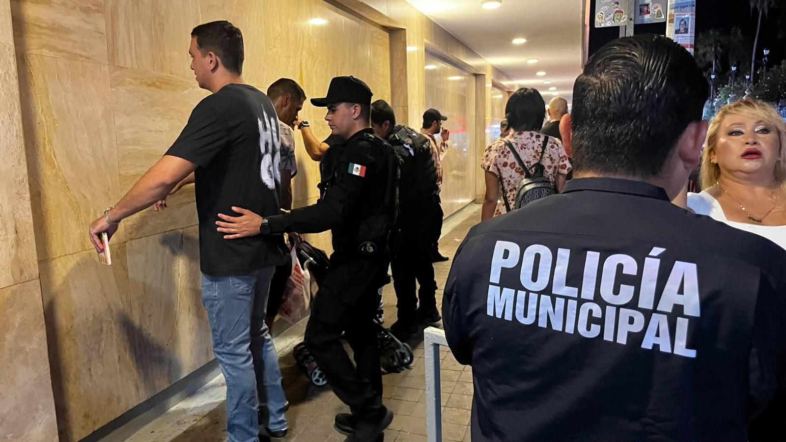 $!Se congregan cientos de personas en el Centro de Mazatlán previo al Grito de Independencia