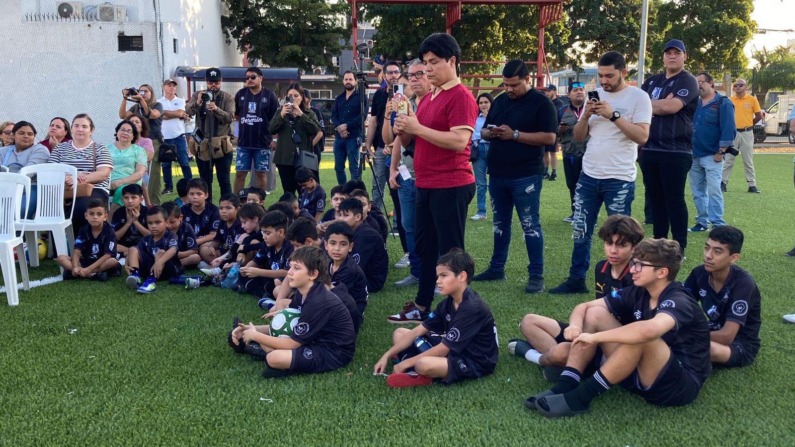 $!Mazatlán entrega cancha de futbol rápido rehabilitada en la colonia López Mateos