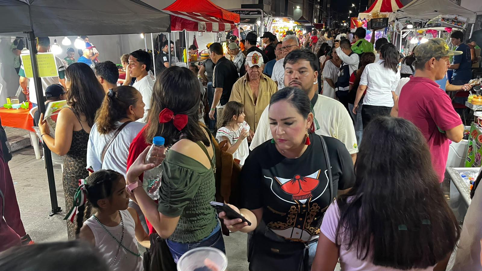 $!Se congregan cientos de personas en el Centro de Mazatlán previo al Grito de Independencia