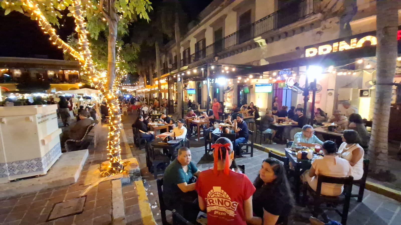 $!En Mazatlán, disfrutan decenas de personas de la Plazuela Machado este fin de semana