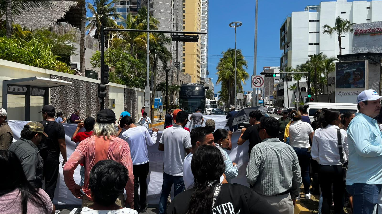 $!Productores de camarón cierran la Camarón Sábalo y toman la Conapesca en Mazatlán; generan caos vehicular