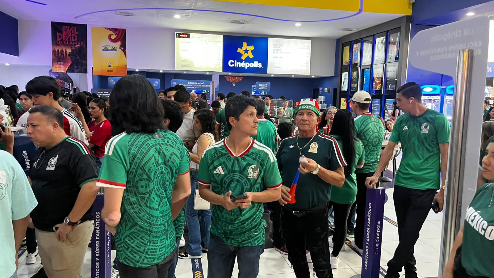 $!En Mazatlán, se suman aficionados a la pasión por el futbol desde las salas de cine