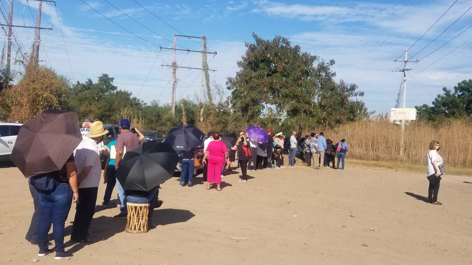 $!Se alarga un kilómetro fila de vacunación contra el Covid para adultos mayores en Culiacán