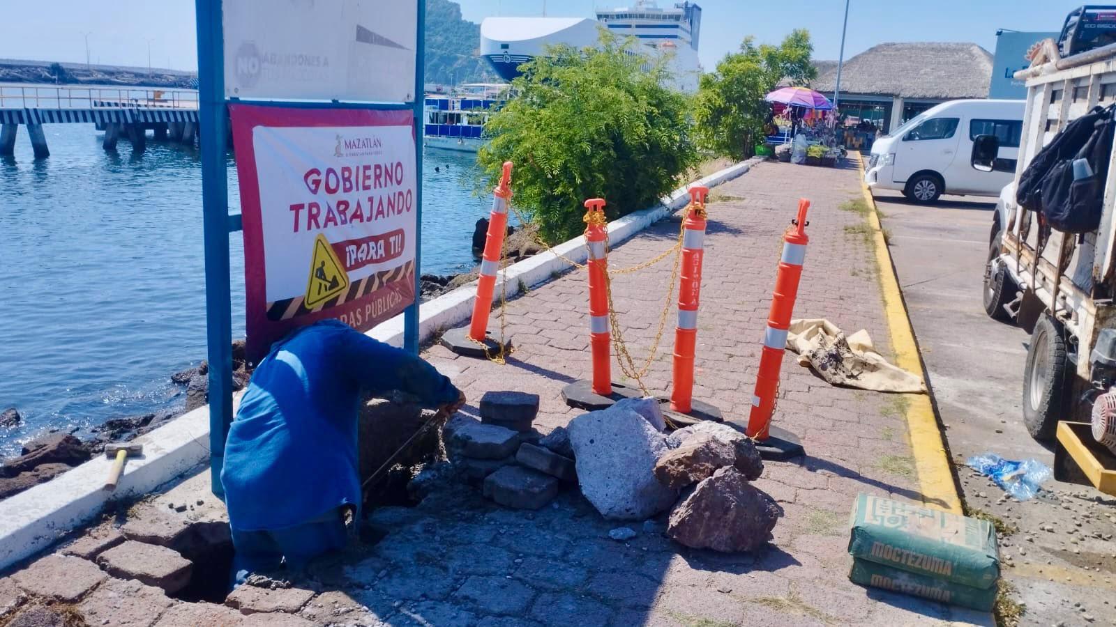 $!Atiende Gobierno de Mazatlán hundimiento en La Puntilla ocasionado por fuerte marejada