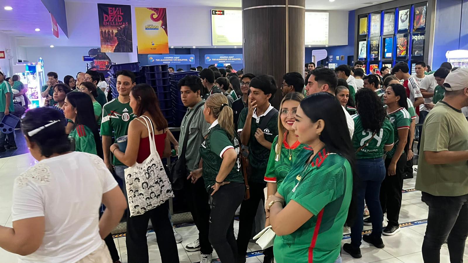 $!En Mazatlán, se suman aficionados a la pasión por el futbol desde las salas de cine
