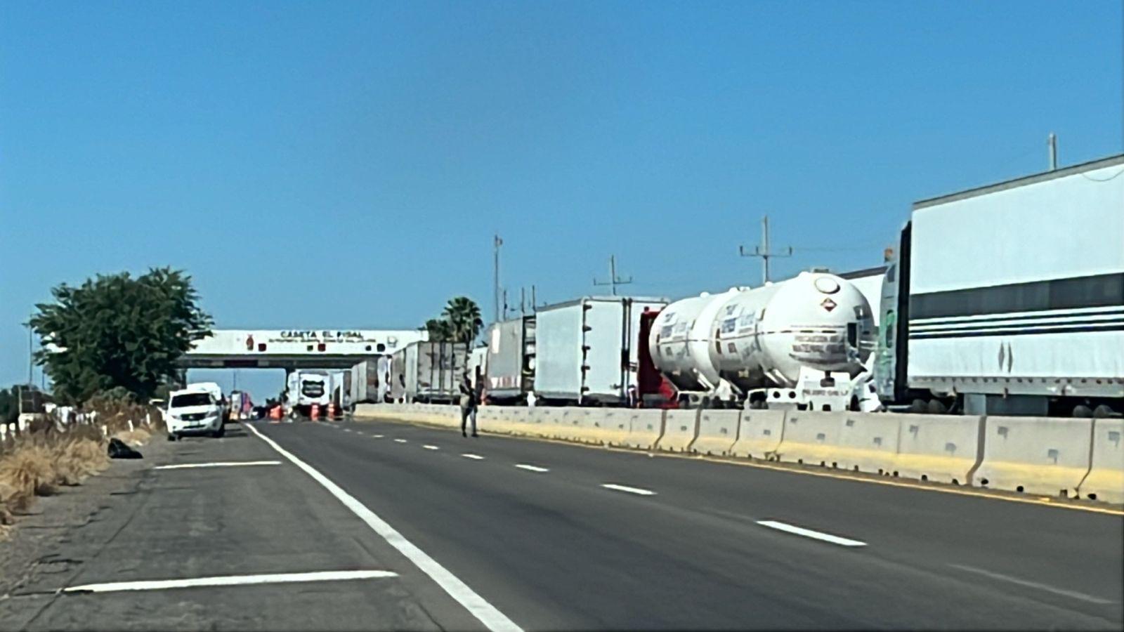 $!Ya son muchas las veces que nos han engañado: agricultores mantienen bloqueo en Puente Sinaloa