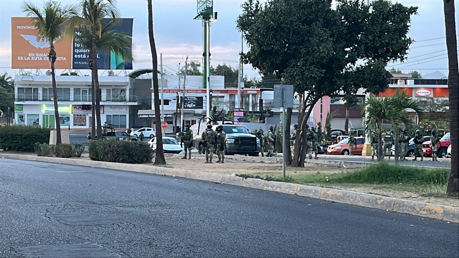 $!Persecución provoca un siniestro vial que deja a dos civiles detenidos y un hombre lesionado en Culiacán