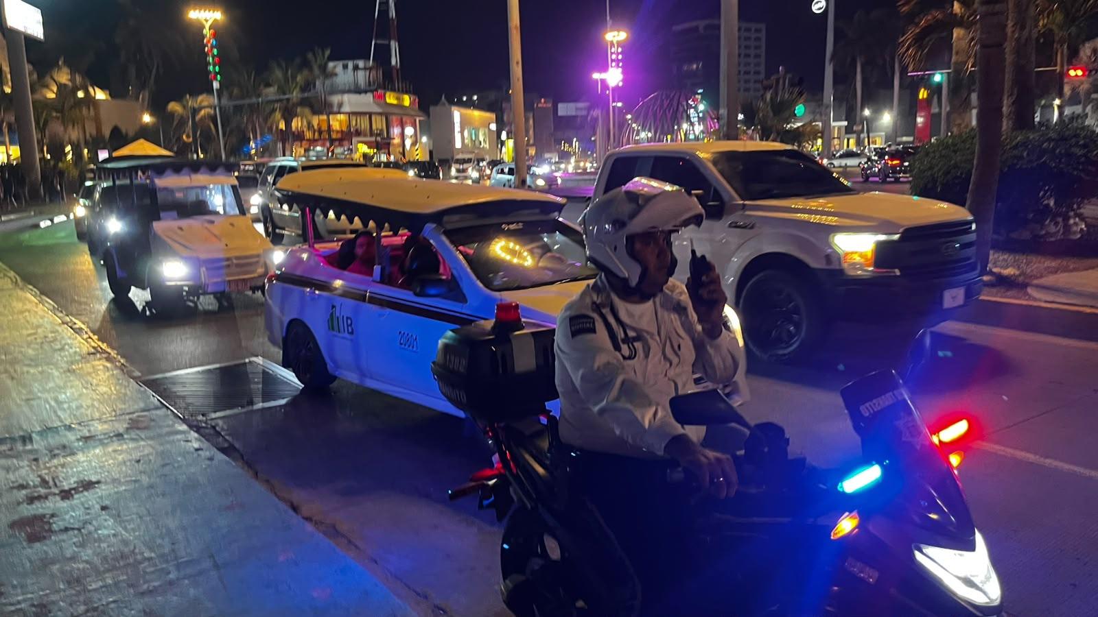 $!Pese a la eliminación del ‘Tricolor’, afición mantiene la fiesta en las Letras de Mazatlán