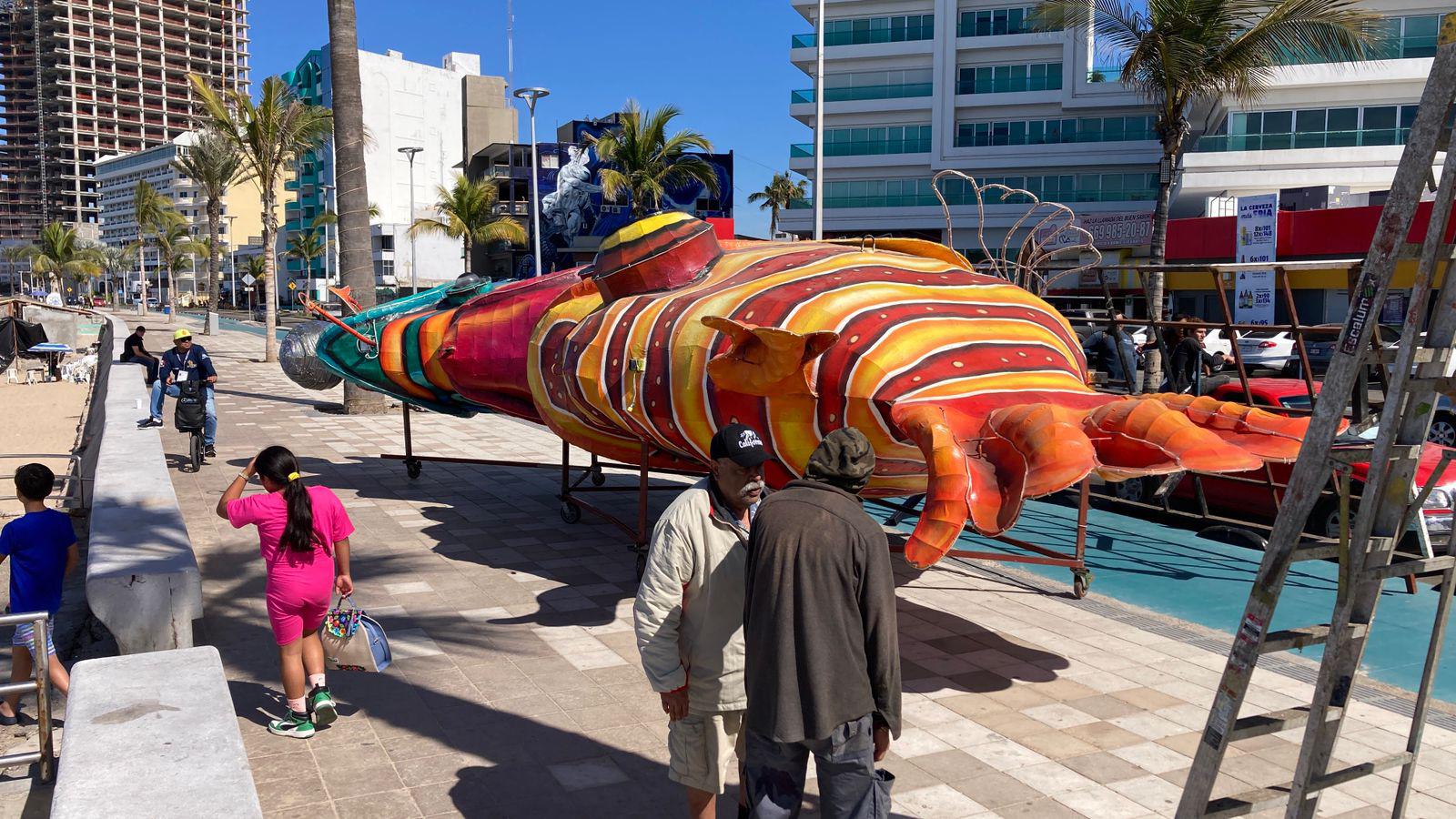 $!Con su llegada al malecón, los monigotes ‘anuncian’ que el Carnaval está cerca