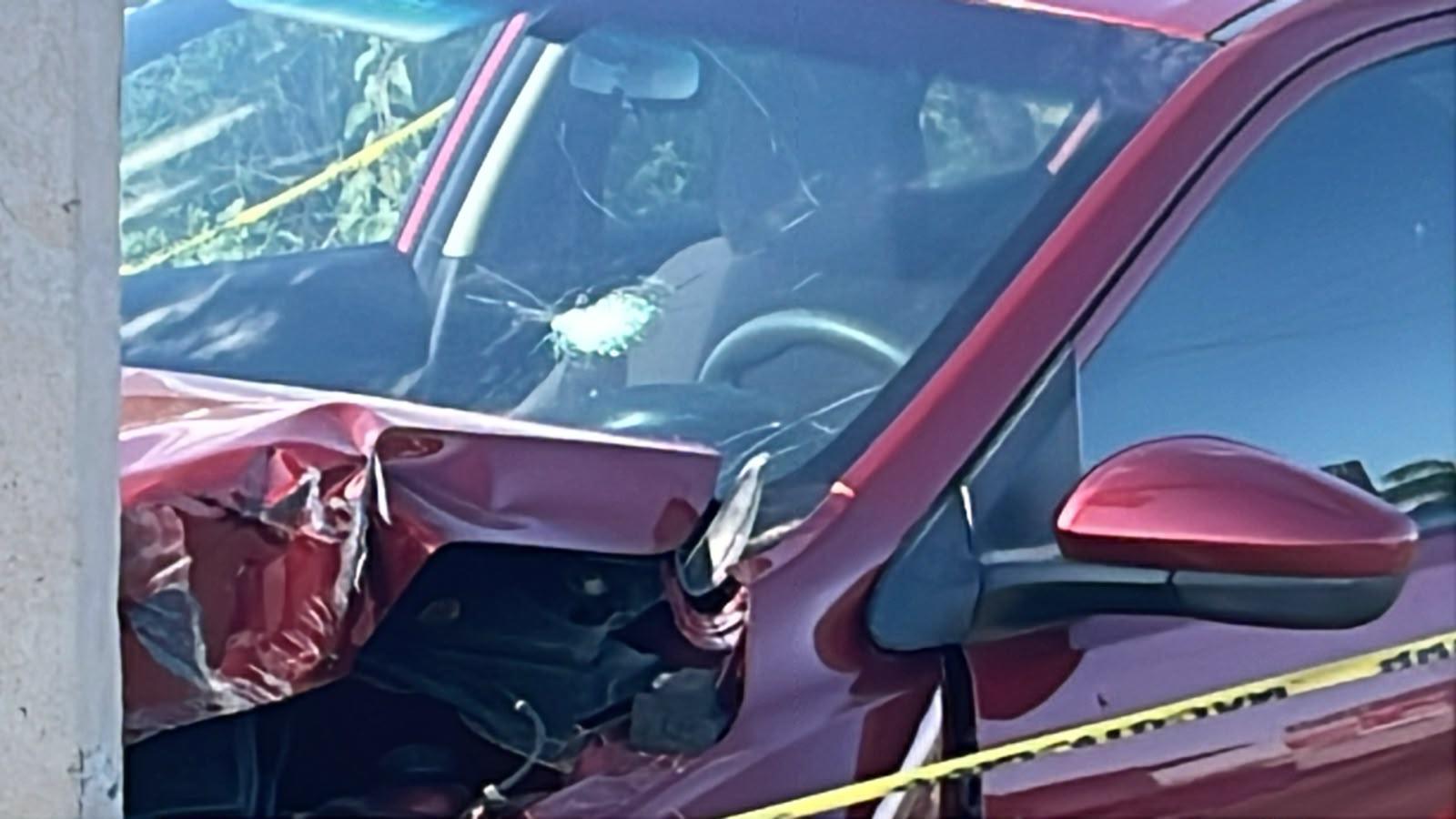 $!Persecución a tiros deja un vehículo baleado y chocado en El Barrio, en Culiacán
