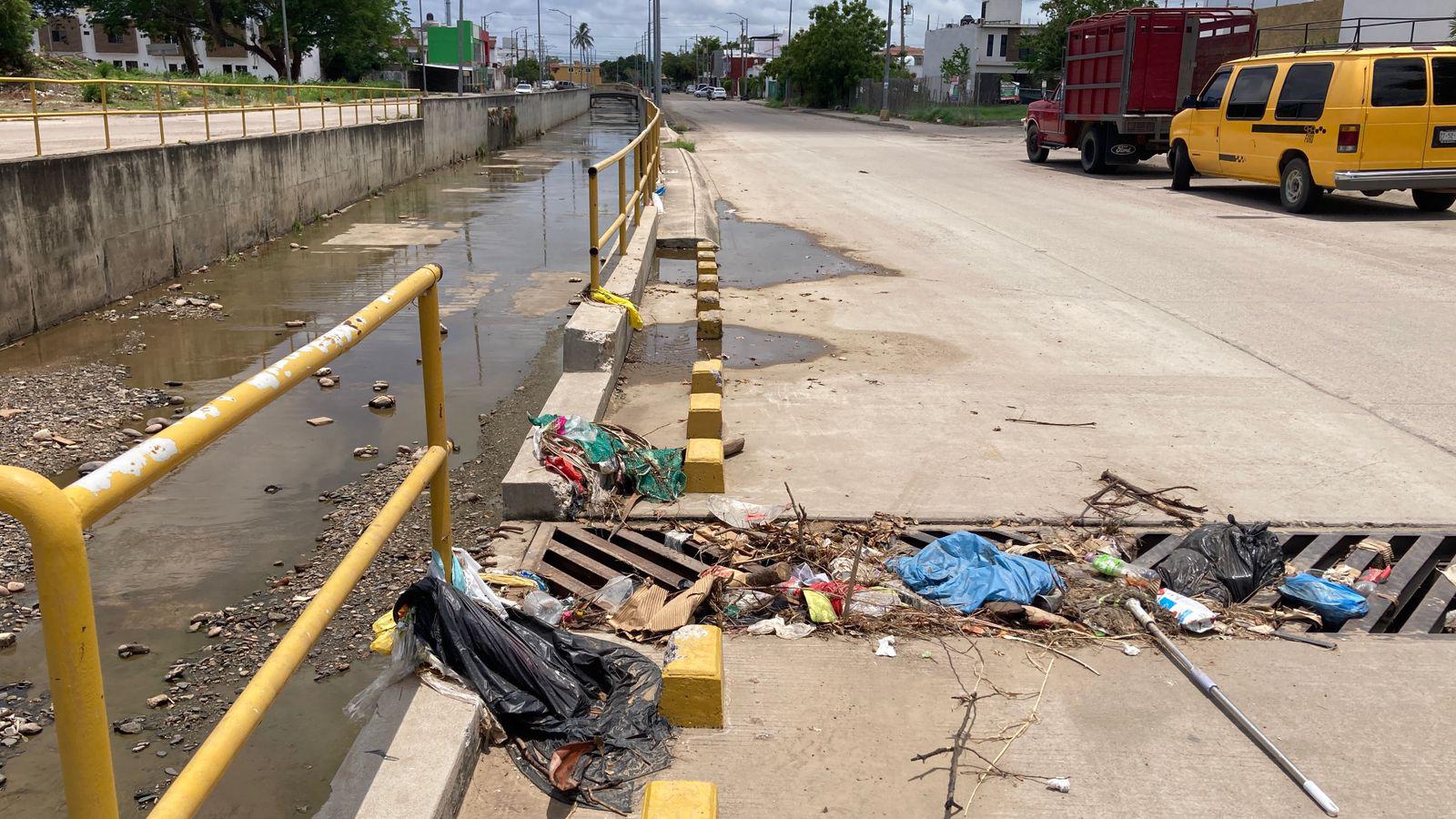 $!Queda basura estancada en el canal de Avenida los Venados tras lluvias en Mazatlán