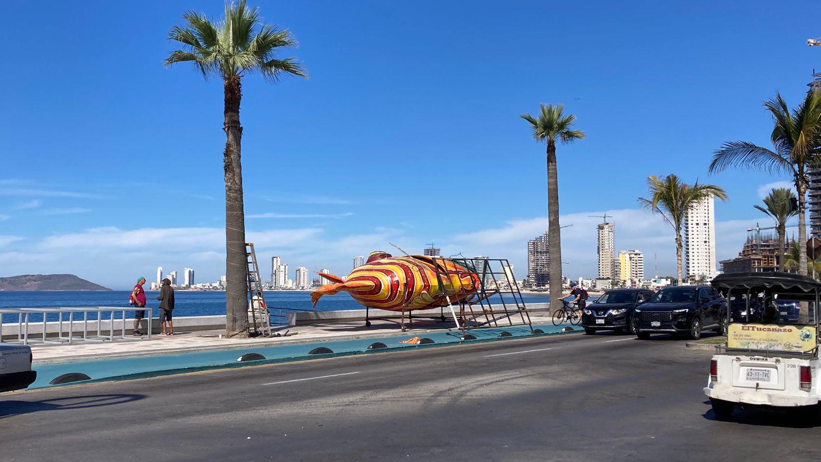 $!Con su llegada al malecón, los monigotes ‘anuncian’ que el Carnaval está cerca