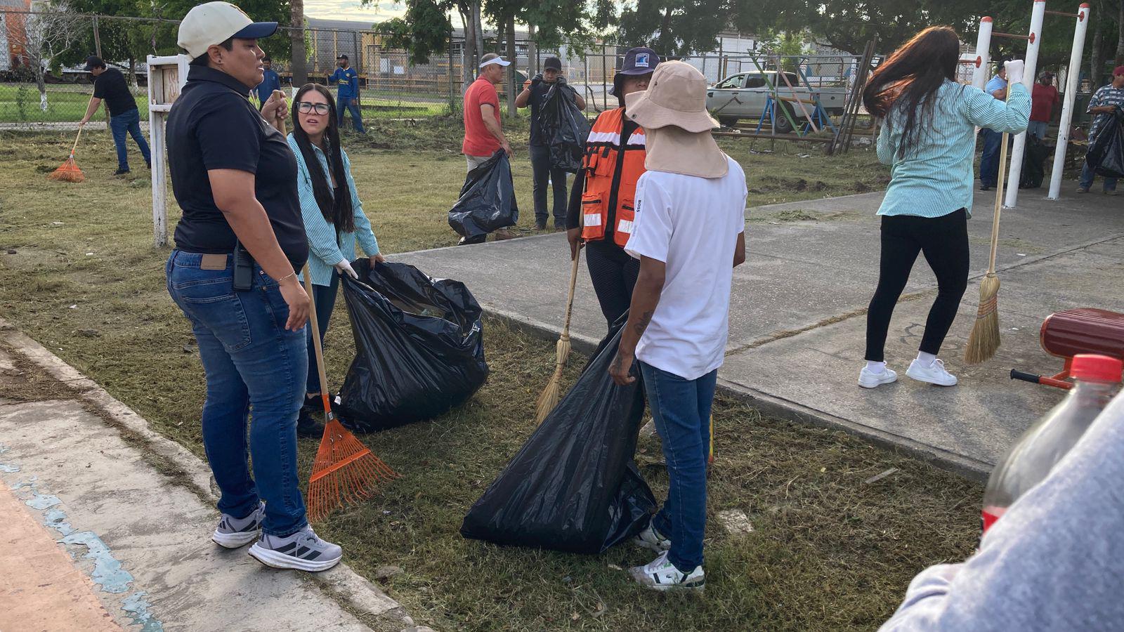 $!Se unen para llevar jornada de limpieza a las colonias Santa Elena y la Esperanza, en Mazatlán