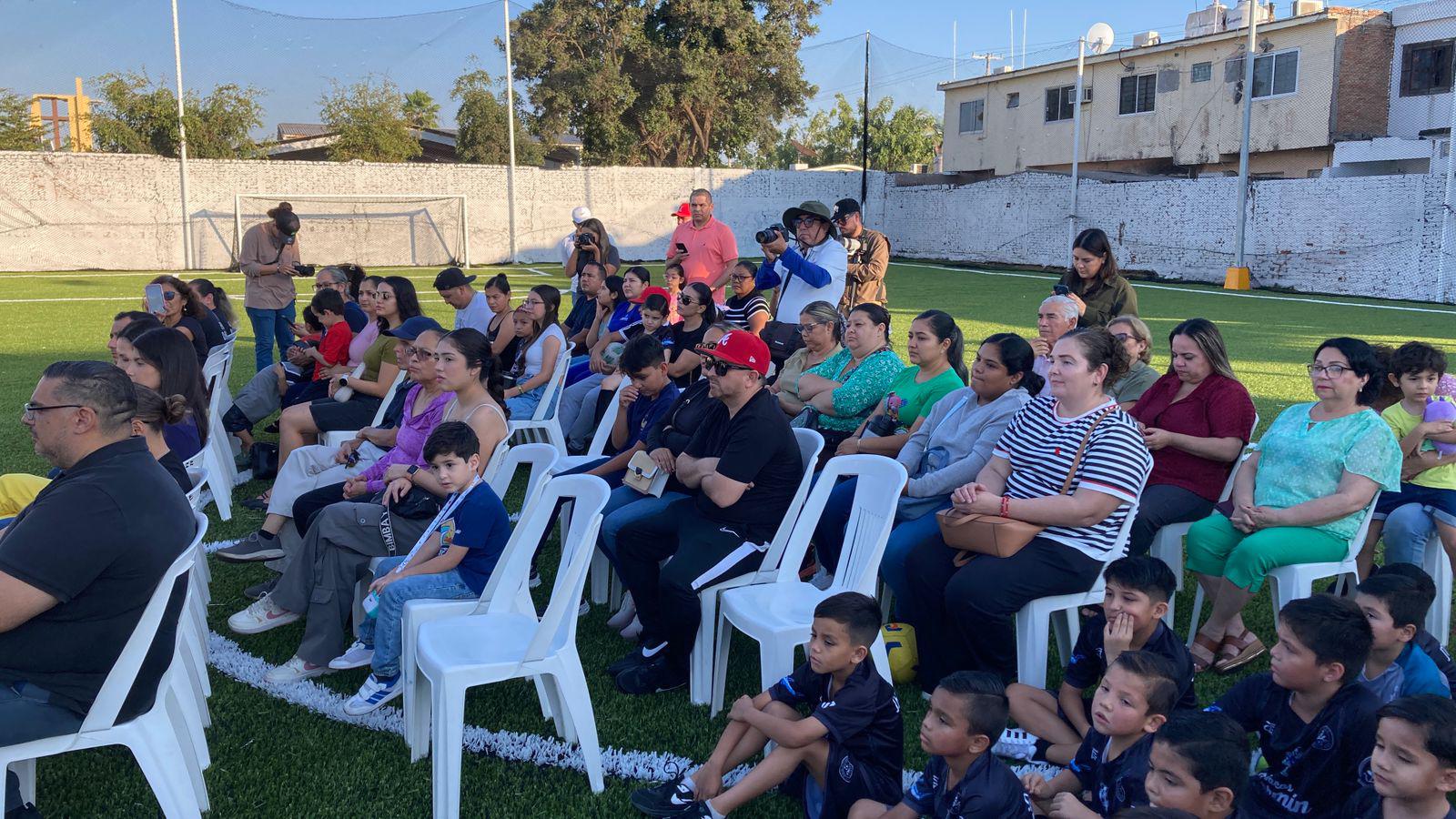 $!Mazatlán entrega cancha de futbol rápido rehabilitada en la colonia López Mateos