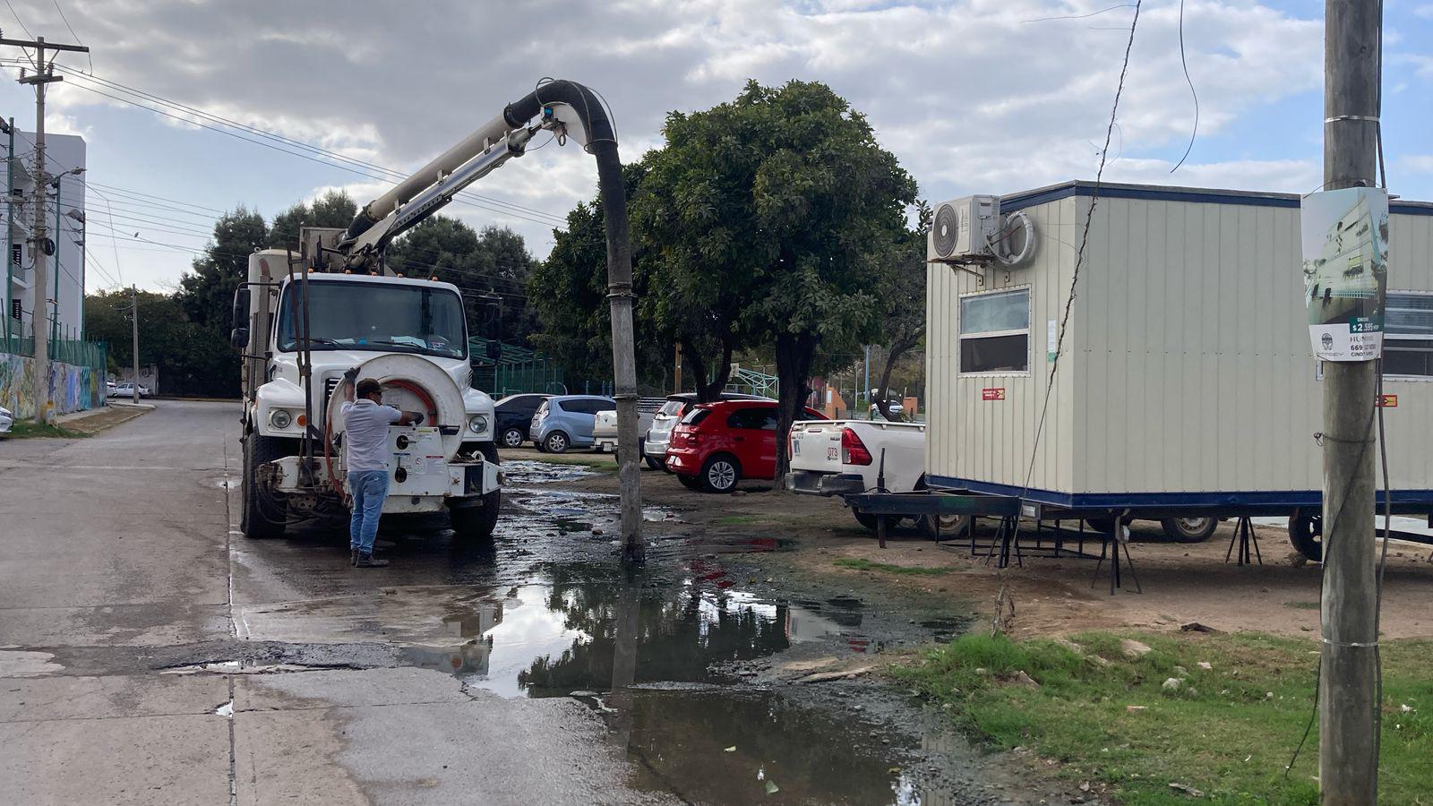 $!Atienden Jumapam y vecinos limpieza en el fraccionamiento Estadio, en Mazatlán