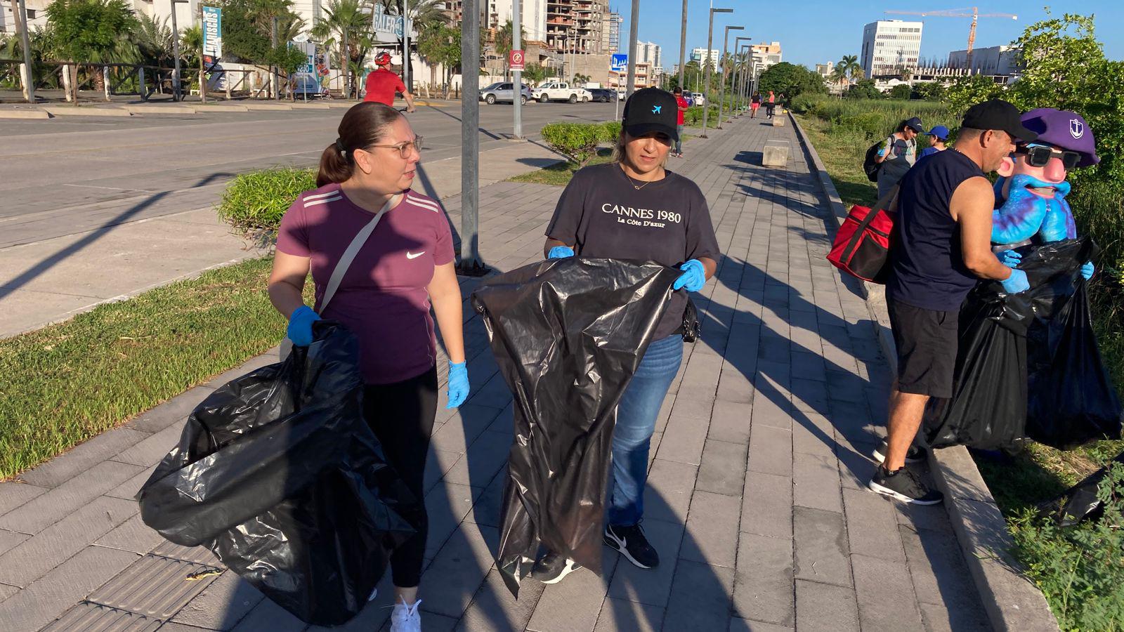$!Realizan nueva limpieza en la Laguna del Camarón para librarla de residuos