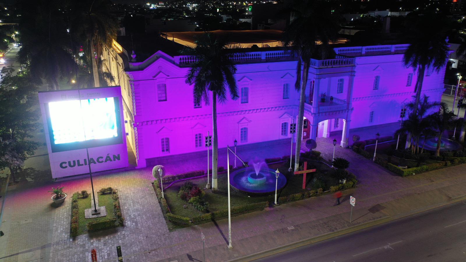 $!Iluminan también de morado el Palacio Municipal de Culiacán por el Día Internacional de la Mujer