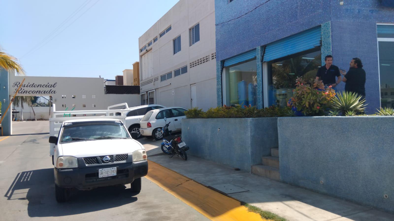 $!Comerciantes muestran inconformidad por cierre de área pública avalado por autoridades en la avenida Carlos Canseco