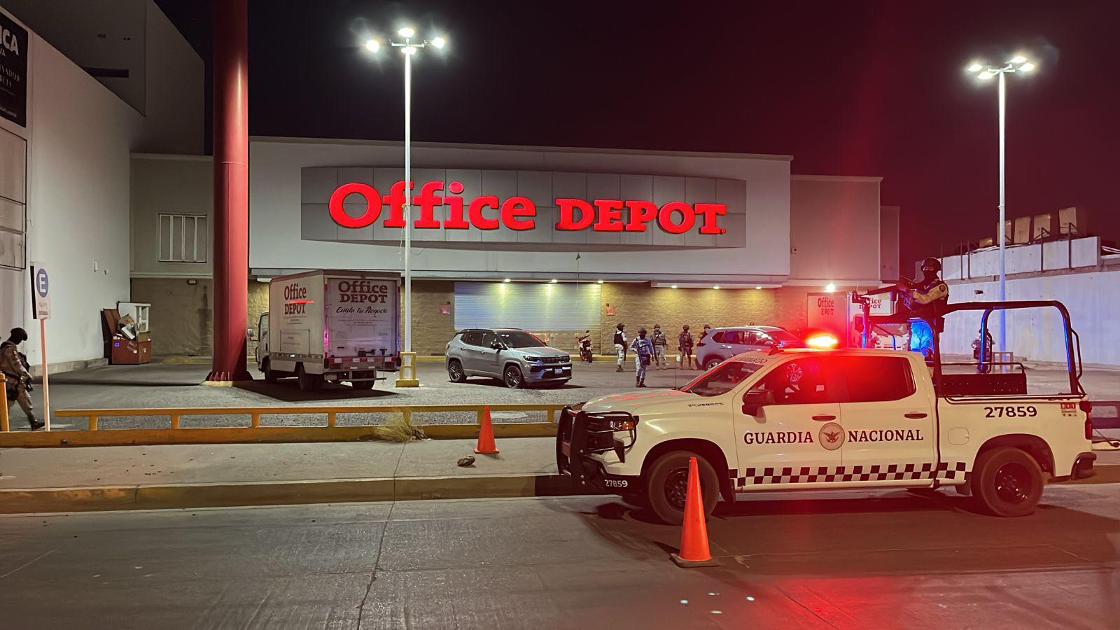 $!Ataque a camioneta deja 8 vehículos más dañados en estacionamiento de Isla Musalá