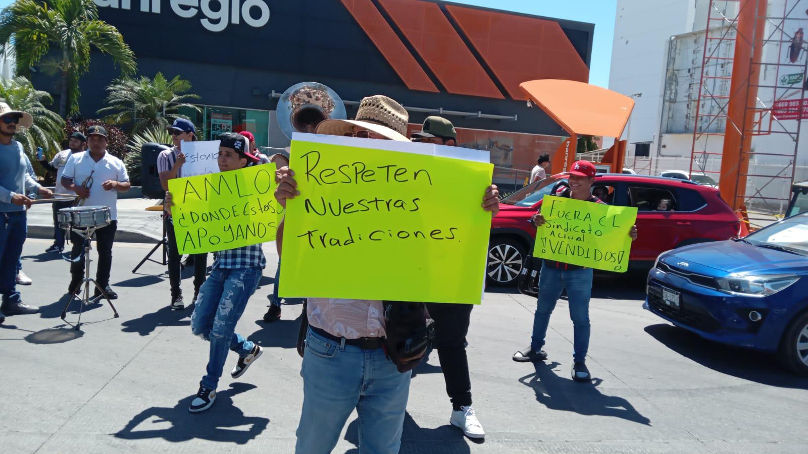 $!Brindan ‘El Coyote’, Edwin Luna y Luis Ángel ‘El Flaco’ su apoyo a los banderos de Mazatlán