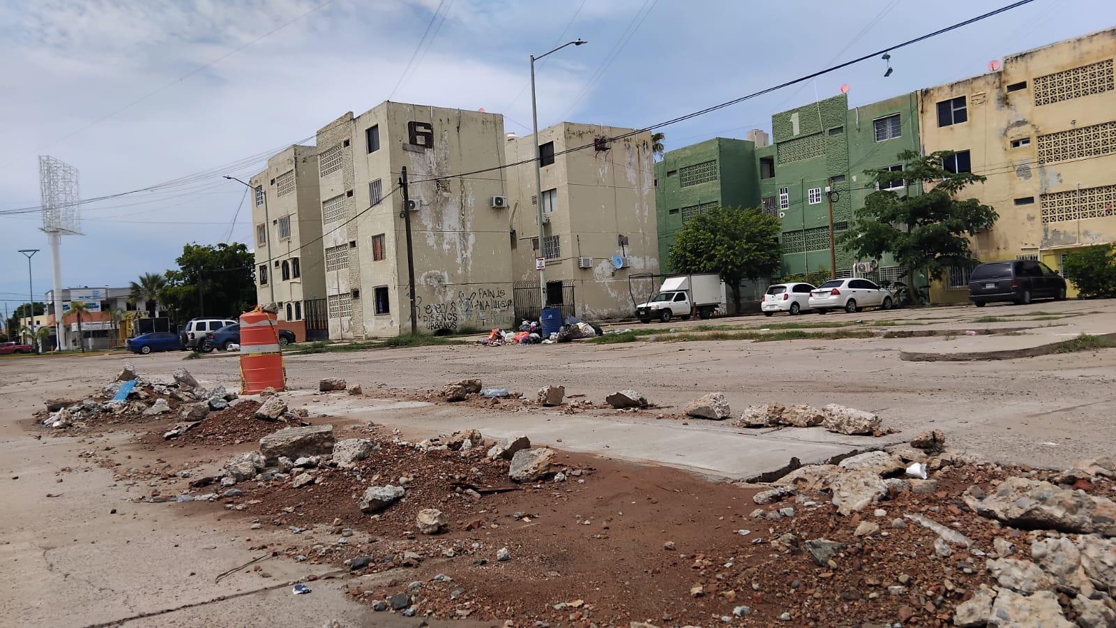 $!Entre basura y desechos, continúa la contaminación en el fraccionamiento El Toro, en Mazatlán