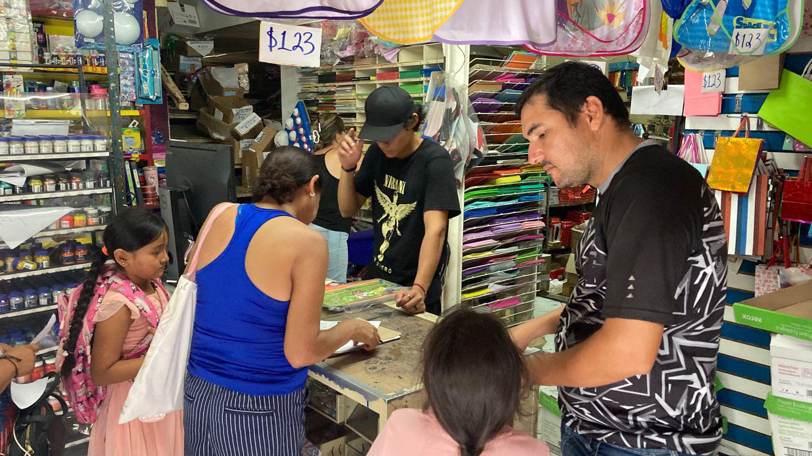 $!Canje de útiles escolares gratuitos avanza a un 40 por ciento en Mazatlán, reportan papelerías