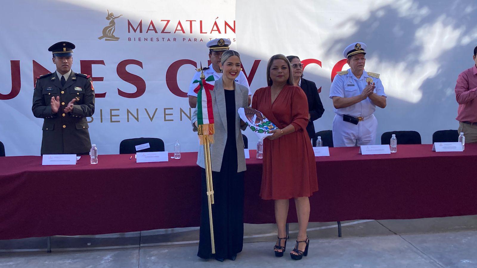 $!Se compromete Alcaldesa de Mazatlán a construir gradas en primaria de Valle Bonito