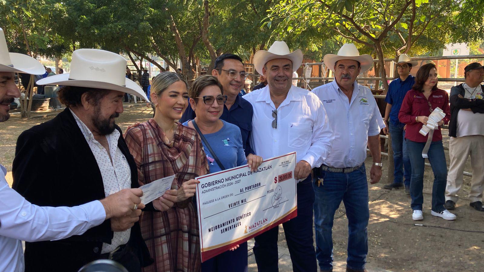 $!Celebran en Mazatlán primer Tianguis Ganadero junto a nueva entrega de apoyos económicos