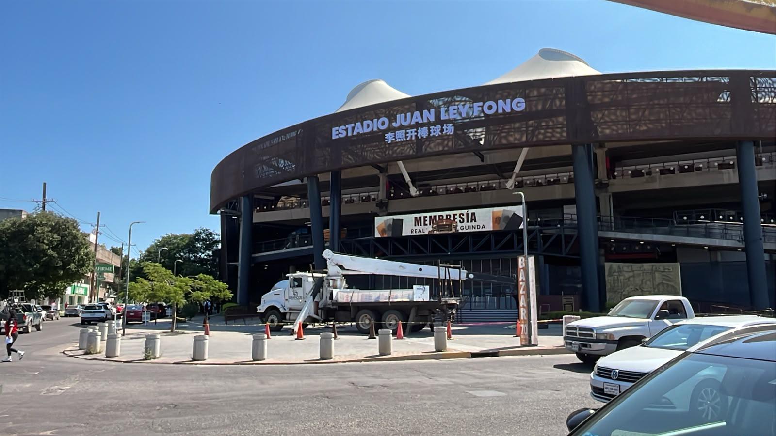 $!¡Ya es oficial! Instalan las letras del Estadio Juan Ley Fong en la casa de los Tomateros de Culiacán