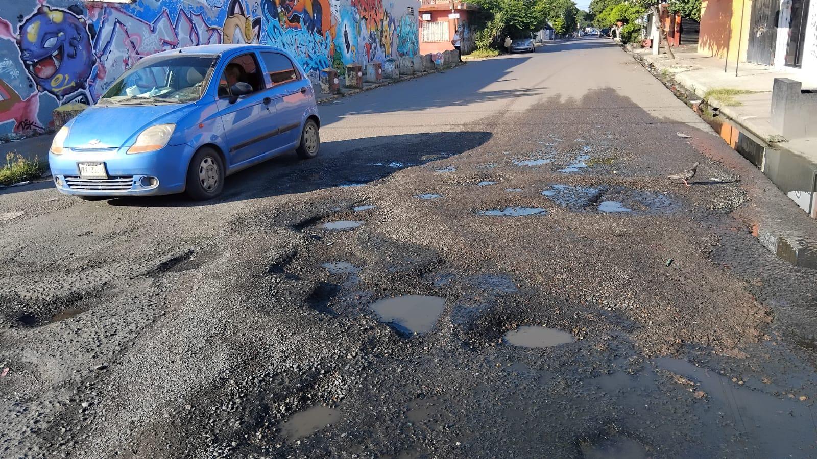 $!Molesta a vecinos gran cantidad de baches en crucero de la Villa Galaxia, en Mazatlán