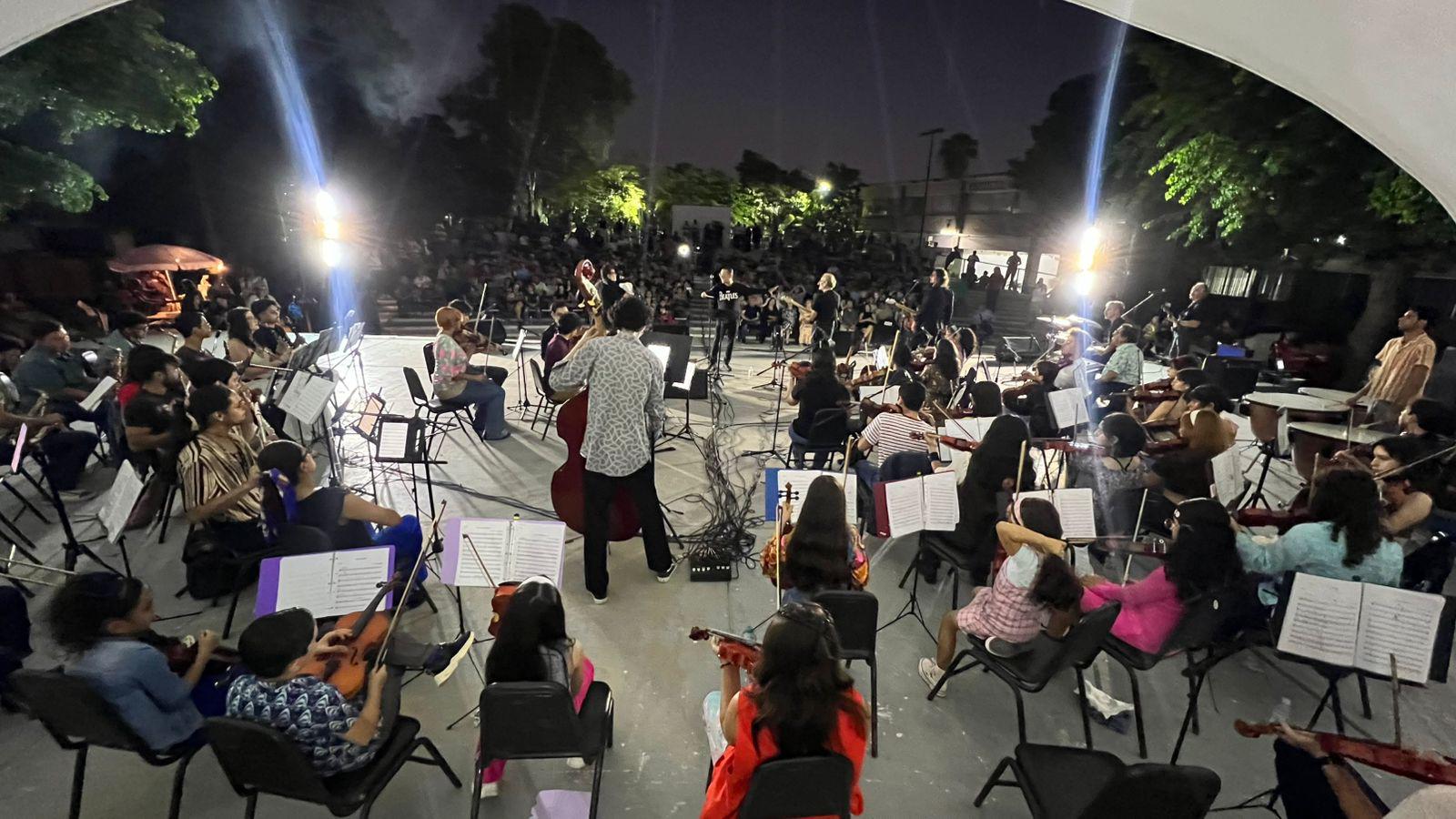 $!Acompañaron el espectáculo la banda Los Ruckers y la Orquesta Sinfónica Infantil y Juvenil del Valle del Fuerte.